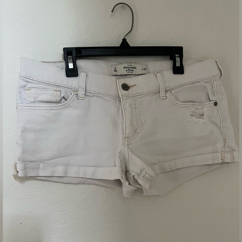 Woman’s White, Size 8 Abercrombie & Fitch shorts